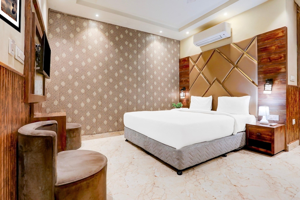 luxurious family retreat with pool in patna