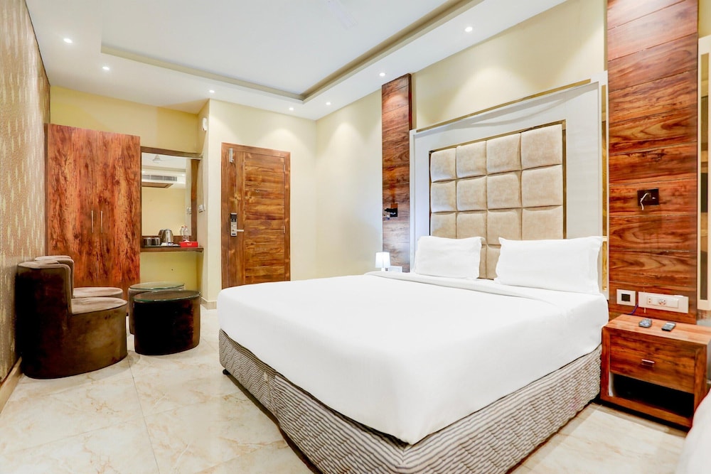 luxurious family retreat with pool in patna