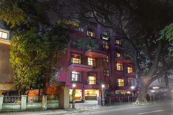 premium stays near fergusson college