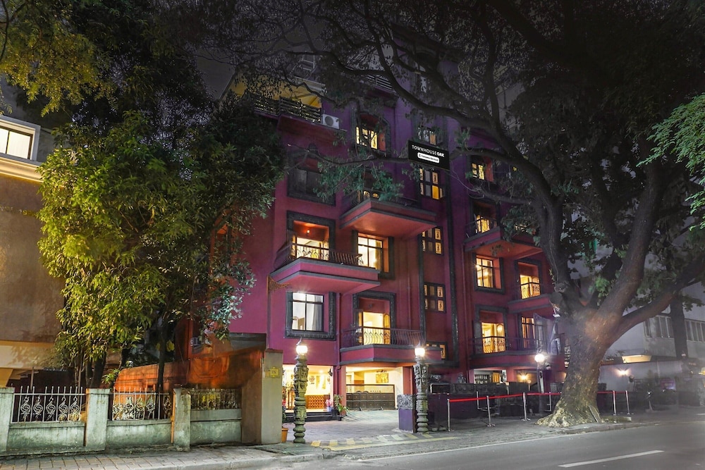 premium stays near fergusson college
