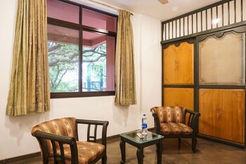 premium stays near fergusson college