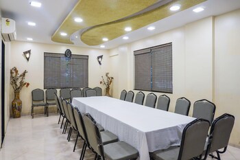 premium stays near fergusson college