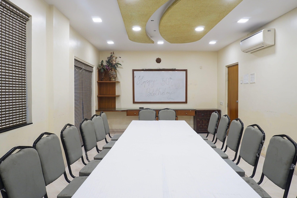 premium stays near fergusson college