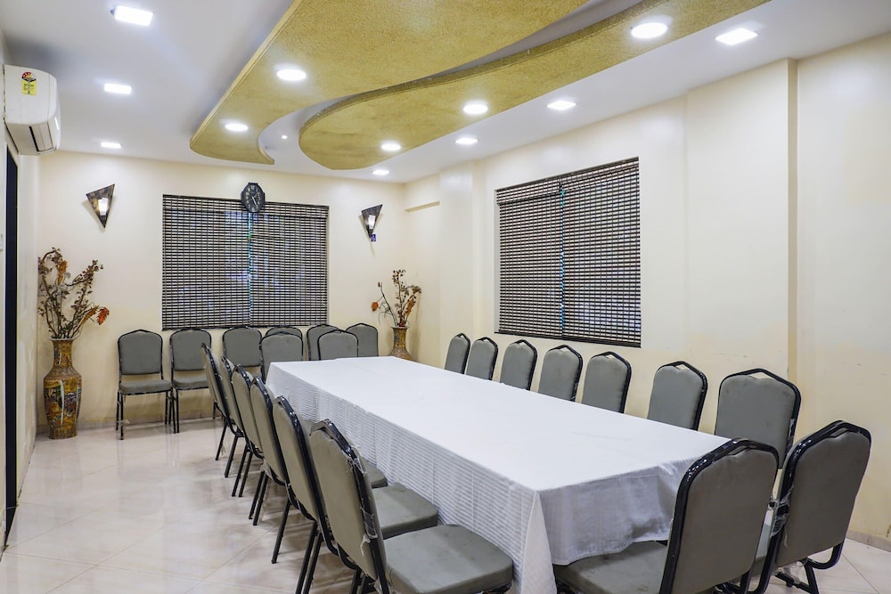 premium stays near fergusson college