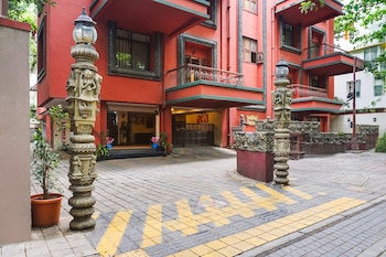 premium stays near fergusson college