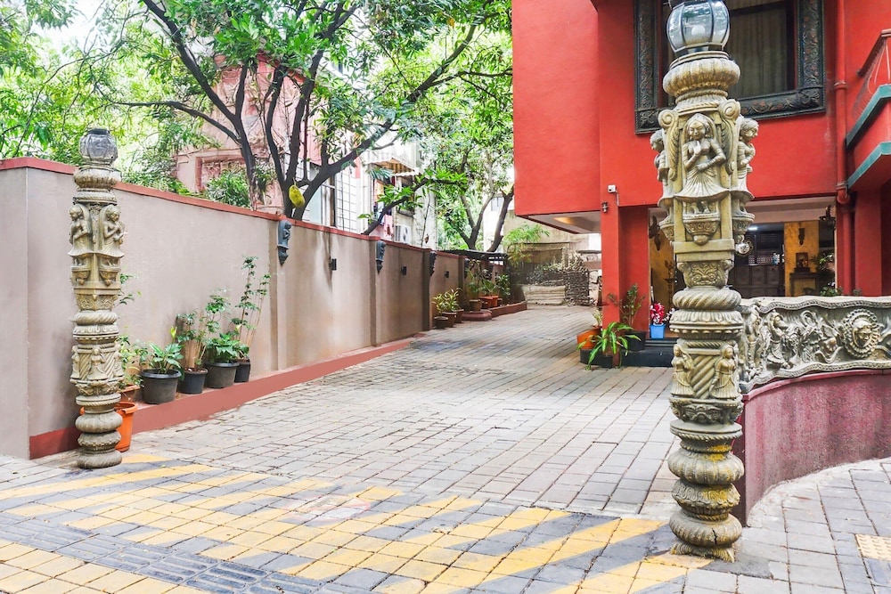 premium stays near fergusson college