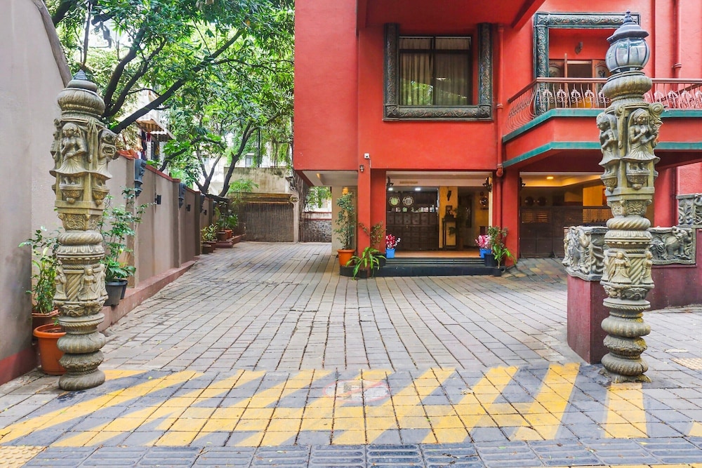 premium stays near fergusson college