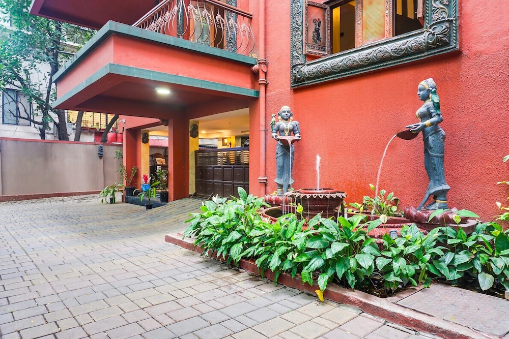 premium stays near fergusson college