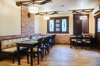 premium stays near fergusson college