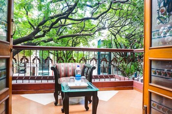 premium stays near fergusson college