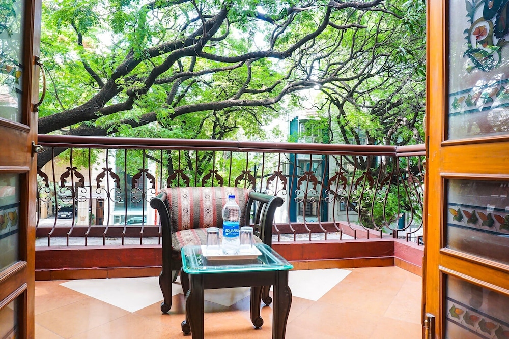 premium stays near fergusson college
