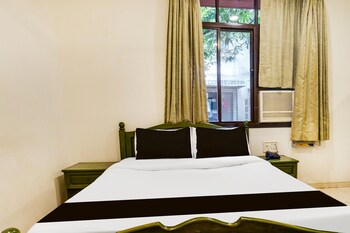 premium stays near fergusson college