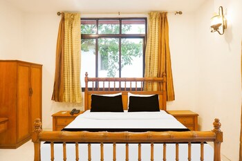 premium stays near fergusson college