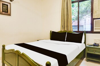 premium stays near fergusson college