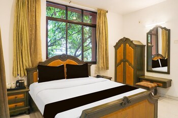 premium stays near fergusson college