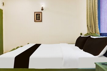 premium stays near fergusson college