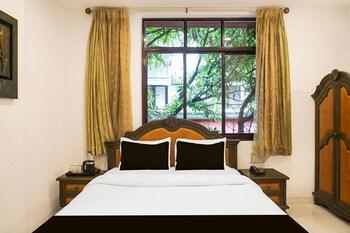 premium stays near fergusson college