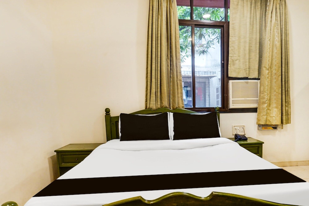 premium stays near fergusson college