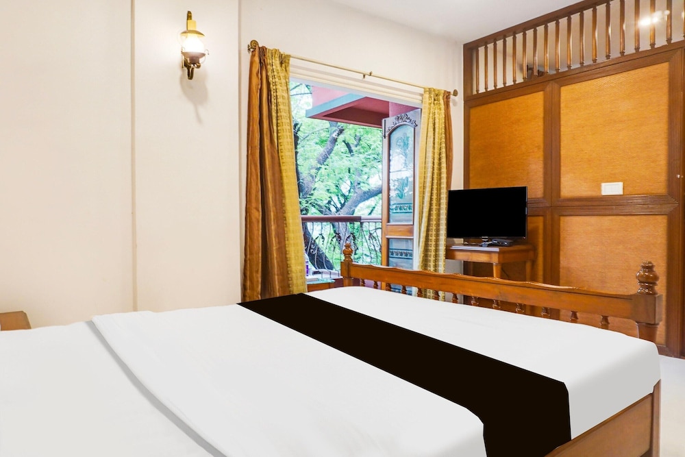 premium stays near fergusson college