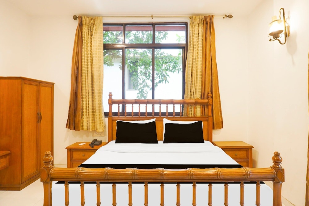 premium stays near fergusson college