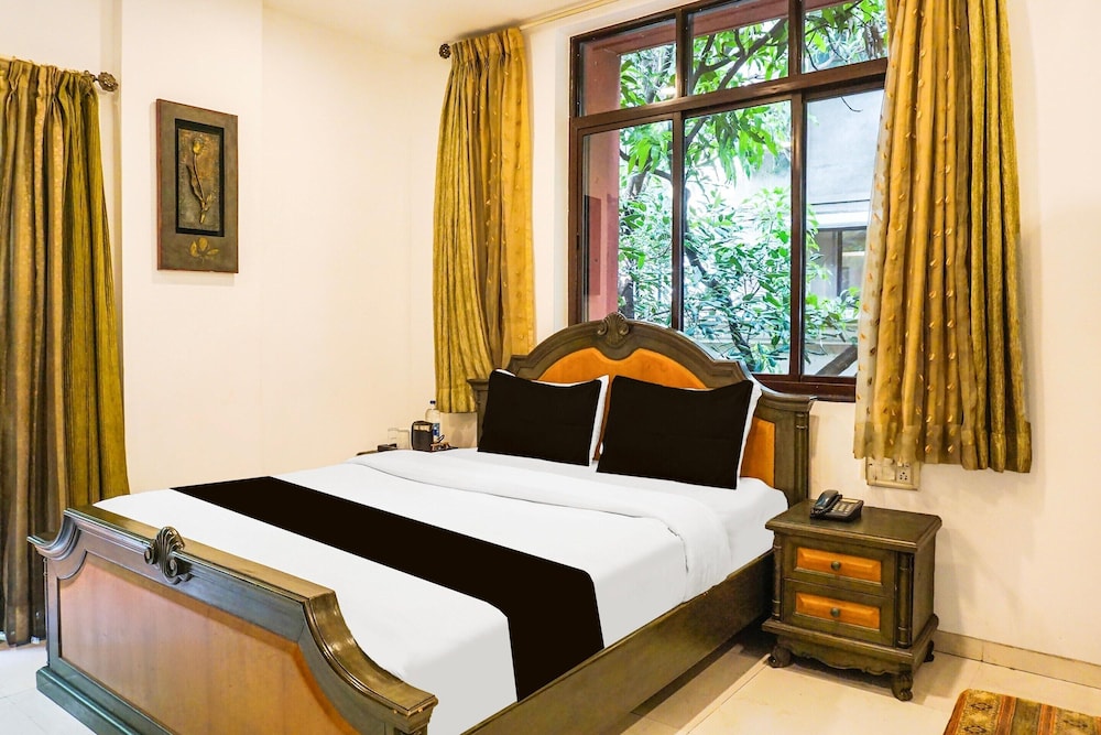 premium stays near fergusson college