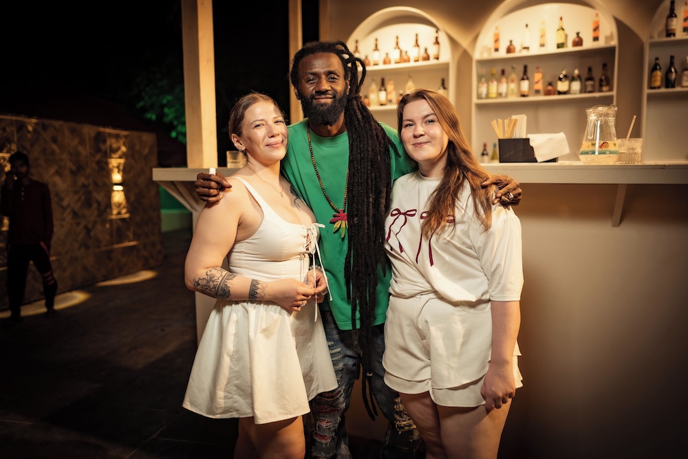 cali stays and cafe by the bay