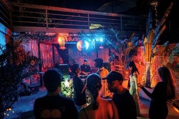 cali stays and cafe by the bay