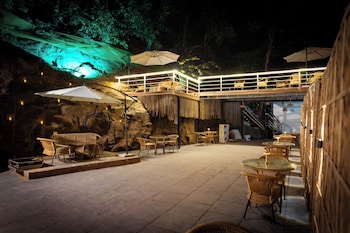 cali stays and cafe by the bay