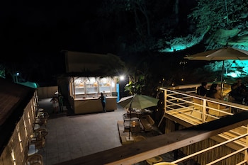 cali stays and cafe by the bay