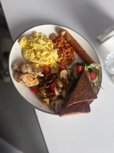 Cali Stays & Cafe By The Bay,,3 star