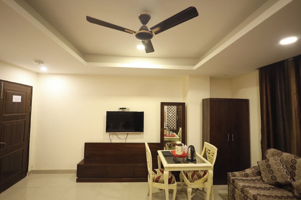 hotel the paramont plaza igi airport