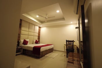 hotel the paramont plaza igi airport