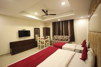 hotel the paramont plaza igi airport