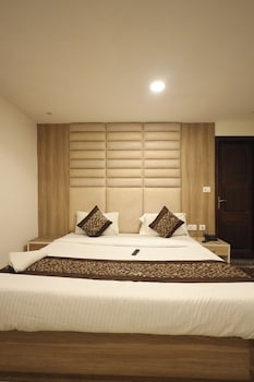 hotel the paramont plaza igi airport