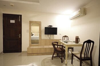 hotel the paramont plaza igi airport