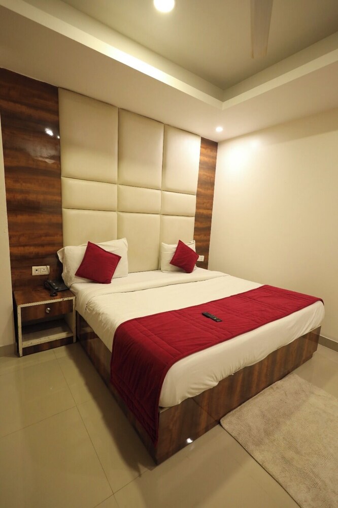 hotel the paramont plaza igi airport