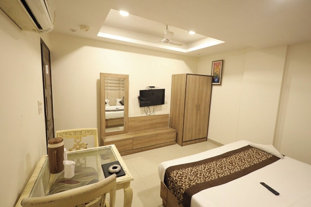 hotel the paramont plaza igi airport