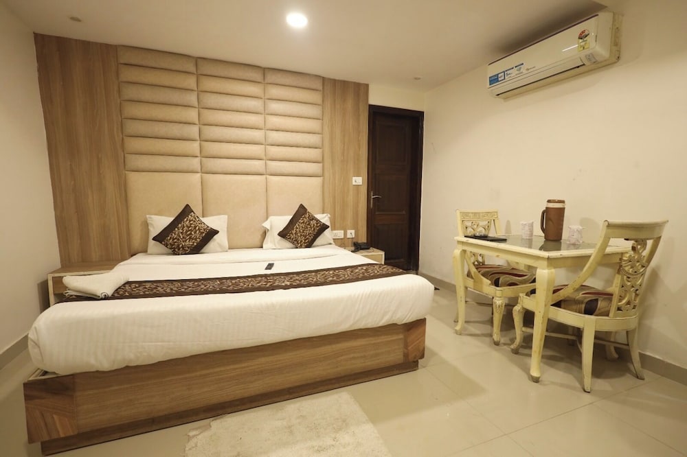 hotel the paramont plaza igi airport