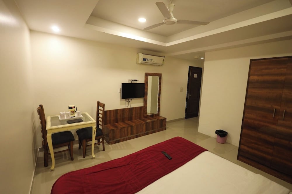 hotel the paramont plaza igi airport