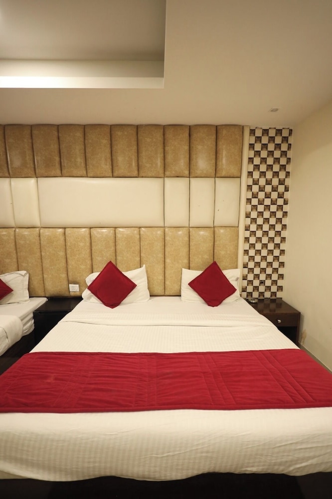 hotel the paramont plaza igi airport