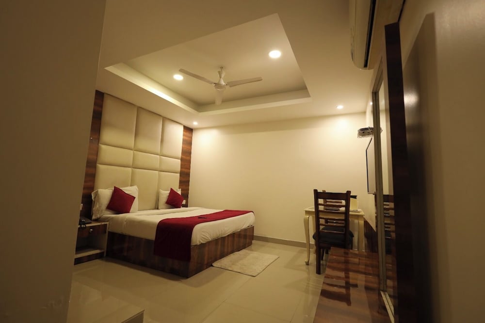 hotel the paramont plaza igi airport