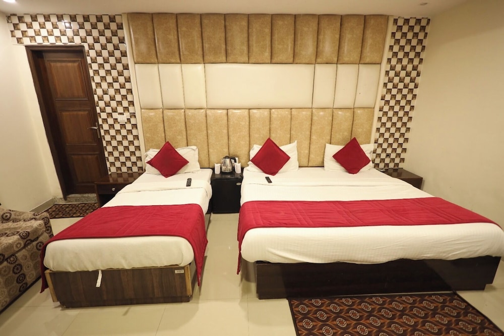 hotel the paramont plaza igi airport