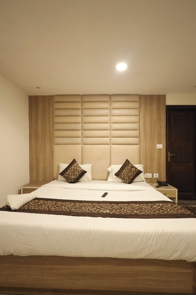 hotel the paramont plaza igi airport