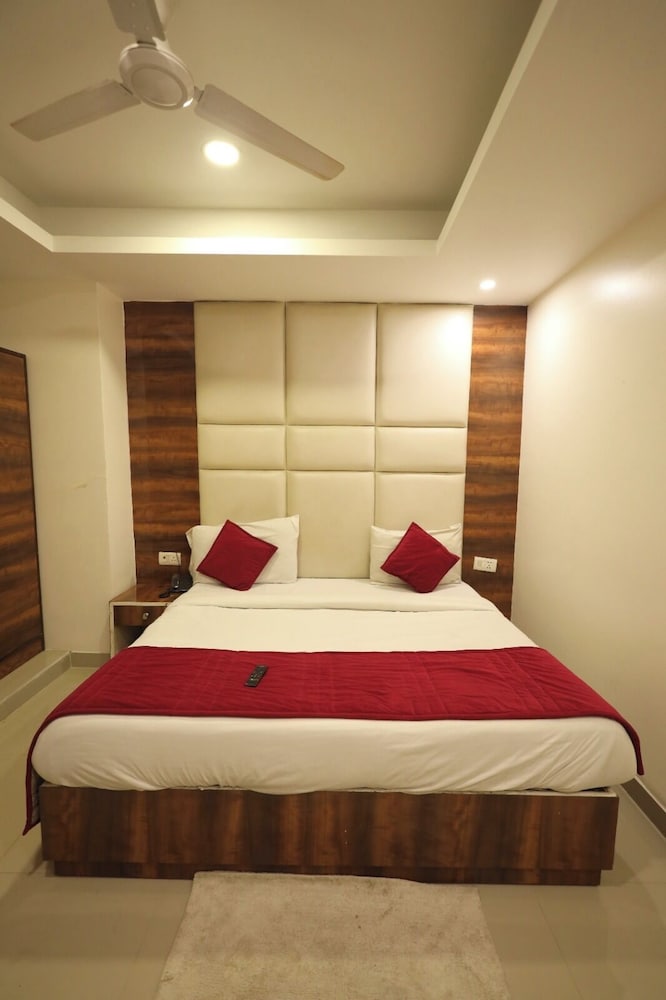 hotel the paramont plaza igi airport