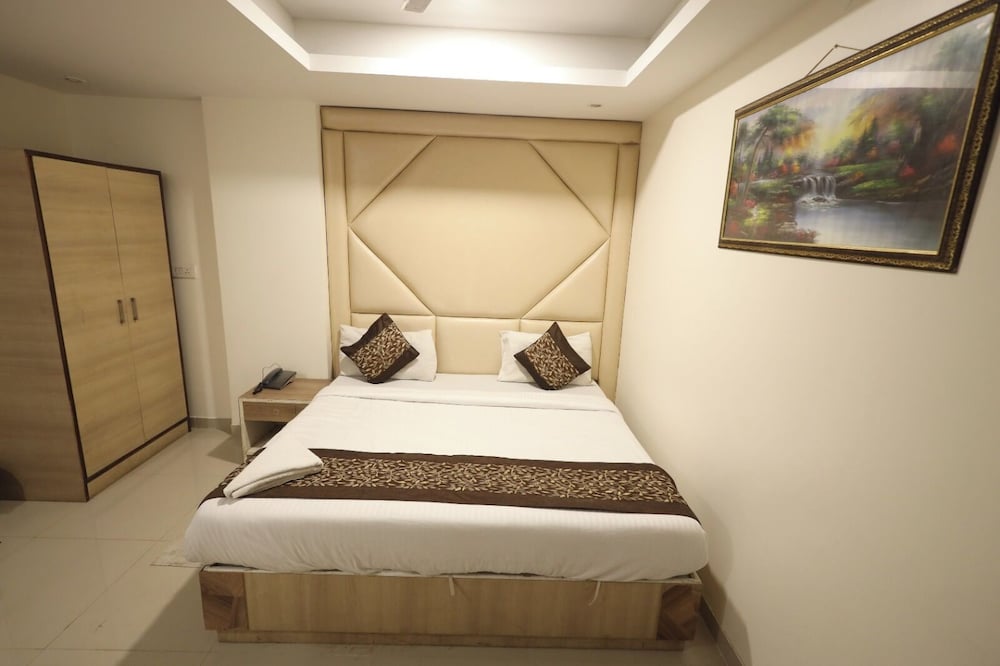 hotel the paramont plaza igi airport