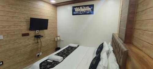 hotel the paramont plaza igi airport