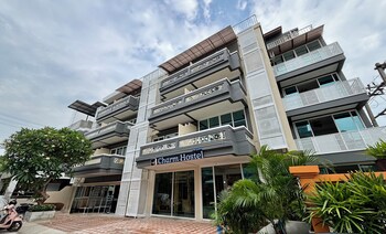 charm hostel at pratumnak
