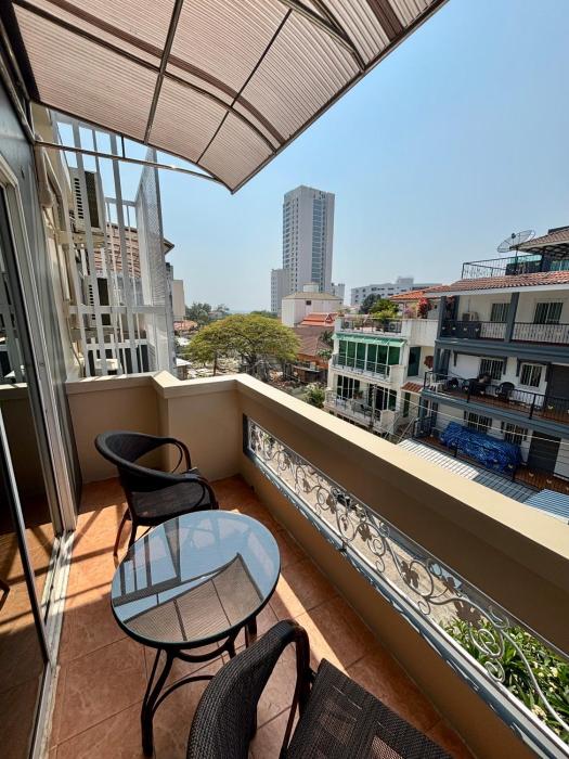 charm hostel at pratumnak