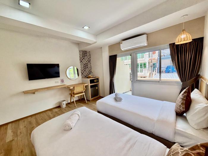 charm hostel at pratumnak