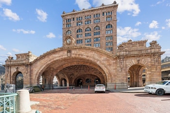 placemakr downtown pittsburgh at the pennsylvanian